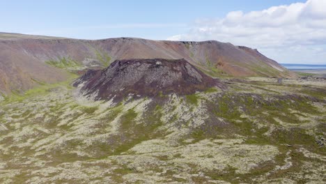 Luftaufnahme-Des-Alten-Vulkans-Auf-Island-An-Einem-Sonnigen-Tag-Mit-Blauem-Himmel