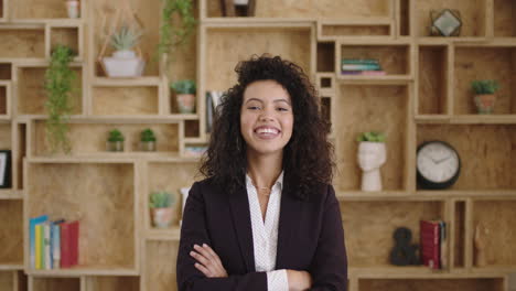 Retrato-De-Una-Hermosa-Y-Elegante-Mujer-De-Negocios-Hispana-Sonriendo-Con-Los-Brazos-Cruzados-Feliz-Sintiéndose-Segura-De-Sí-Misma-Ejecutiva-Corporativa-Motivada-Y-Exitosa