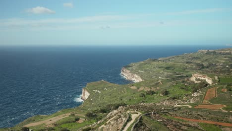 Antenne:-Dingli-Klippen-Mit-Grüner-Natur-Und-Blauem-Mittelmeer-Im-Winter