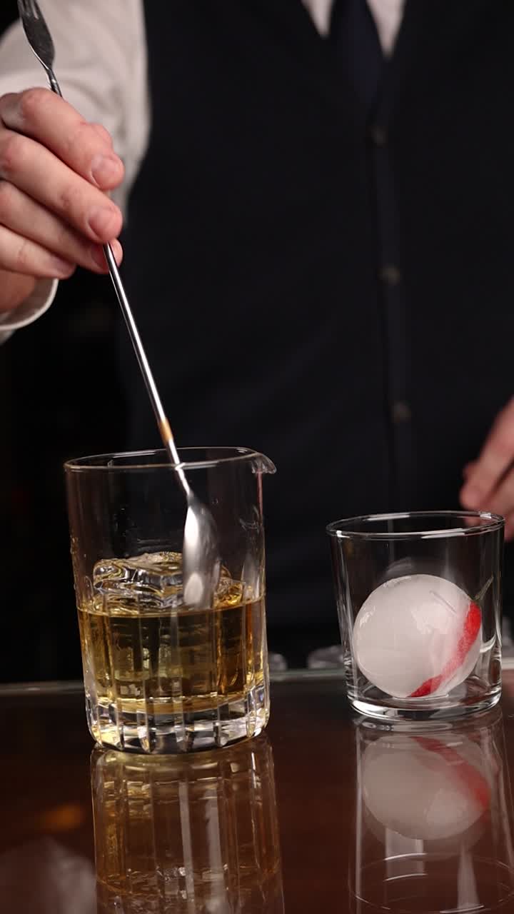 Il barista prepara un cocktail