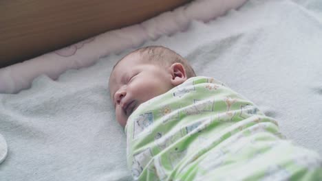 un bebé adorable con mejillas gordas y cabello blanco corto