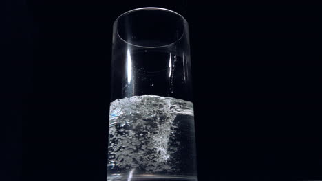 Niedrige-Winkelansicht-Von-Wasser,-Das-In-Ein-Glas-Strömt