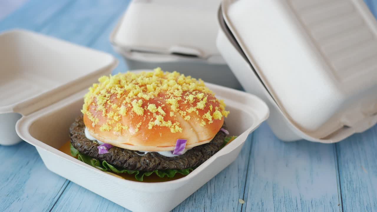 hamburguesa deliciosa en envases ecológicos