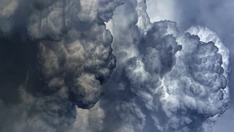 Espesas-Nubes-En-El-Cielo-Y-Una-Tormenta-Que-Brilló