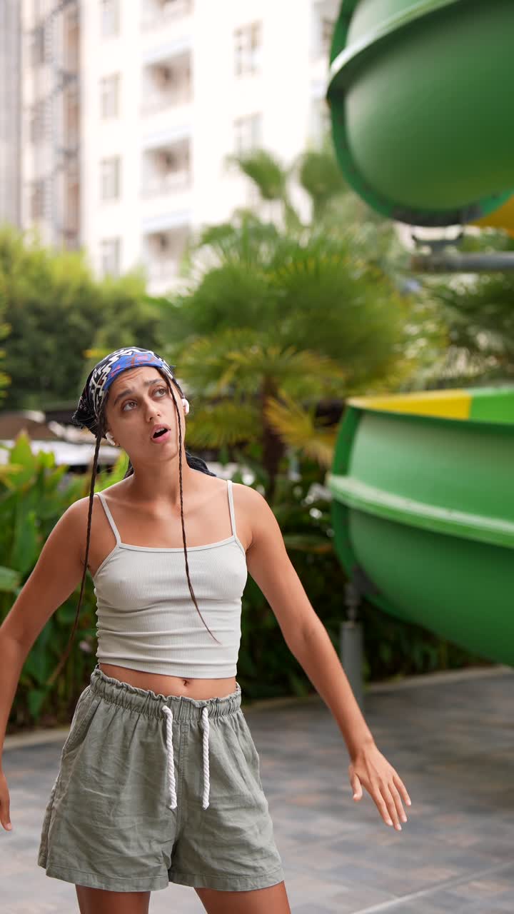 mujer en el parque acuático