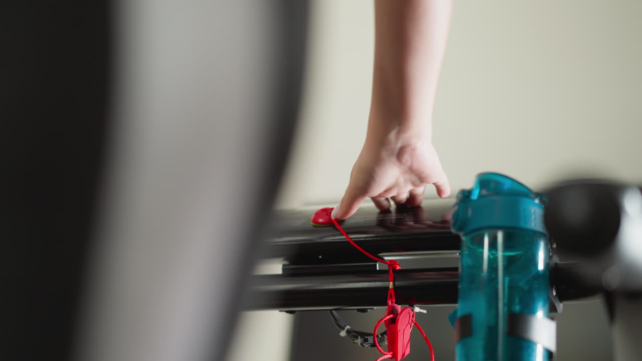 mujer ajusta la configuración en el panel de control de la cinta de correr. mujer determinada aumenta la velocidad de la máquina de ejercicio participando en la carrera en el club deportivo. fortalecimiento del cuerpo