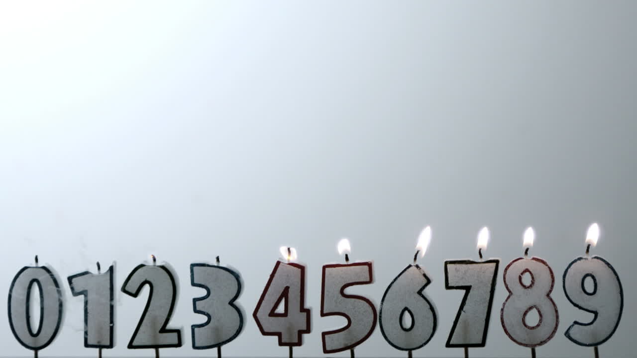 las velas de número que se apagan en orden numérico con espacio de copia