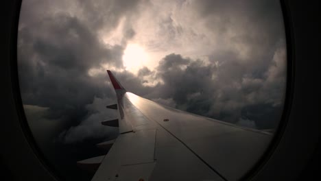 Sonnenuntergang-Und-Schöne-Wolken-Aus-Dem-Fenster-Des-Linken-Flügels-Des-Flugzeugs-Wecken-Reiseerinnerungen