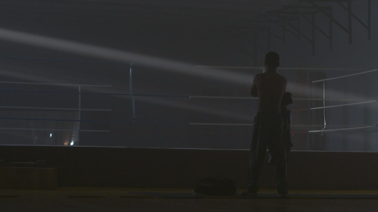 человек готовится к тренировке по боксу в тренажерном зале