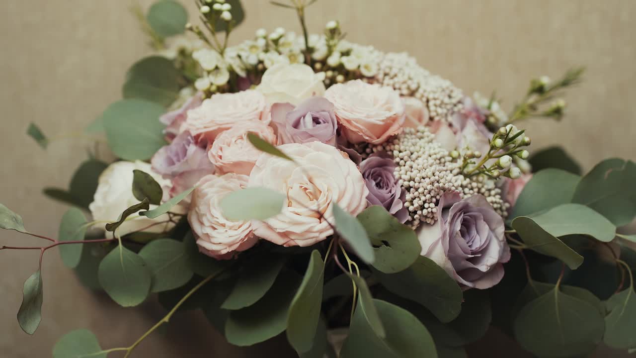 Bellissimo bouquet da sposa sul tavolo