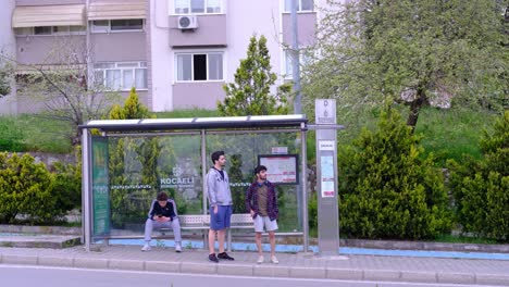 el joven se detiene en el autobús.