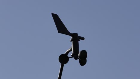 Die-Detailaufnahme-Auf-Der-Wetterstation-Erfasst-Die-Windsilhouette