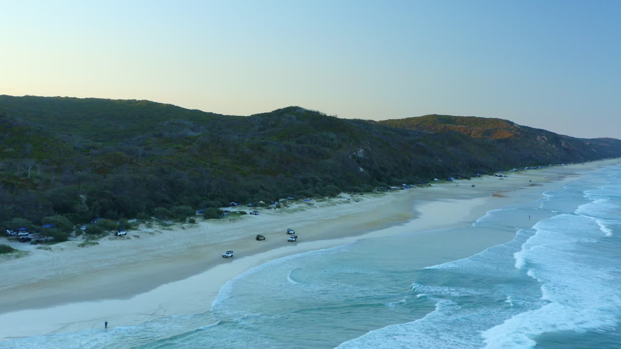 unidad de camiones ute camper en playa de arena en double island point, australia