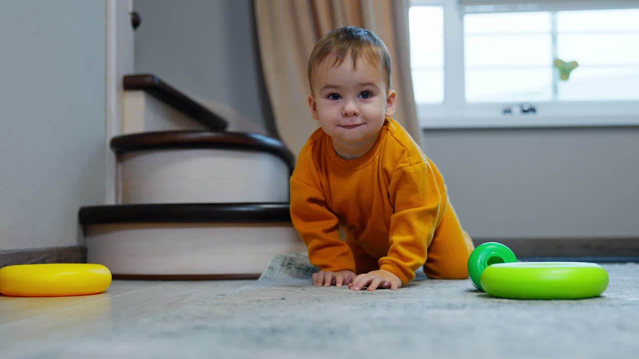 bebé arrastrándose y jugando