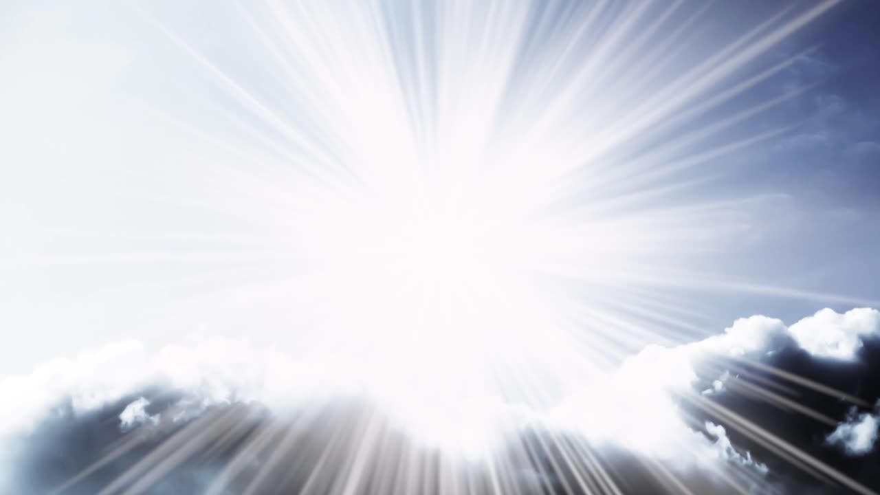 4k 영상: 하늘의 파랄락스 효과, 움직이는 큐러스 구름, 태양의 광선과 함께 밝은 빛, 마치 별에서 나오는 것처럼.