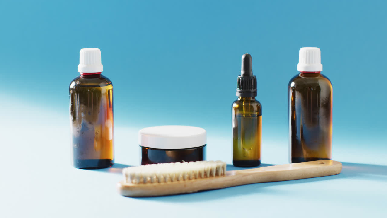 복사 공간과 함께 파란색 배경에 다른 미용 제품의 근접