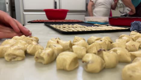 Bäckereiszene:-Herstellung-Von-Handgemachtem-Stockbrot