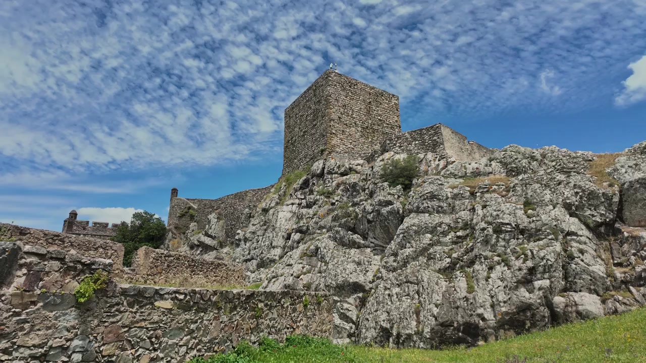 Timelapse in movimento del Castello di Marvão e delle antiche mura in pietra in Portogallo.