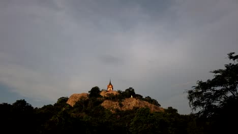 Wat-Phra-Phutthachai-Ist-Ein-Touristenziel-Für-Ausländer-Und-Thailändische-Staatsangehörige,-Die-Nach-Segnungen-Suchen