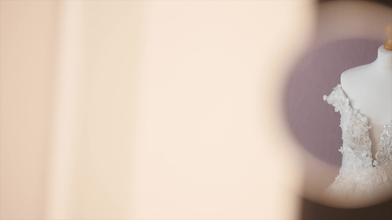 vestido de novia blanco en un maniquí en la habitación