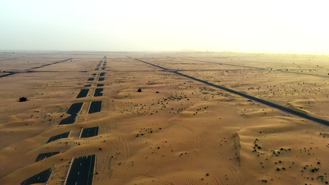 4k 드론 영상, 사막 사이의 도로, 두바이의 반 사막 도로, 아랍에미리트의 높은 모래 언덕 사막의 지질적 풍경, 드론 비디오
