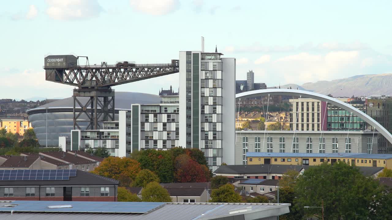 estática aérea del armadillo de glasgow, la grúa finnieston y el puente squinty desde lejos