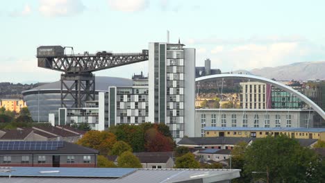 Estática-Aérea-Del-Armadillo-De-Glasgow,-La-Grúa-Finnieston-Y-El-Puente-Squinty-Desde-Lejos