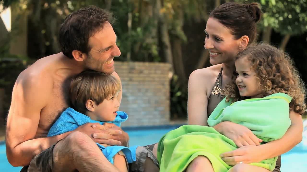 Famiglia che ride dopo la piscina