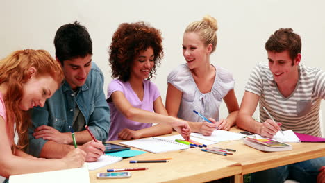 Estudiantes-Trabajando-Juntos-En-Una-Tarea