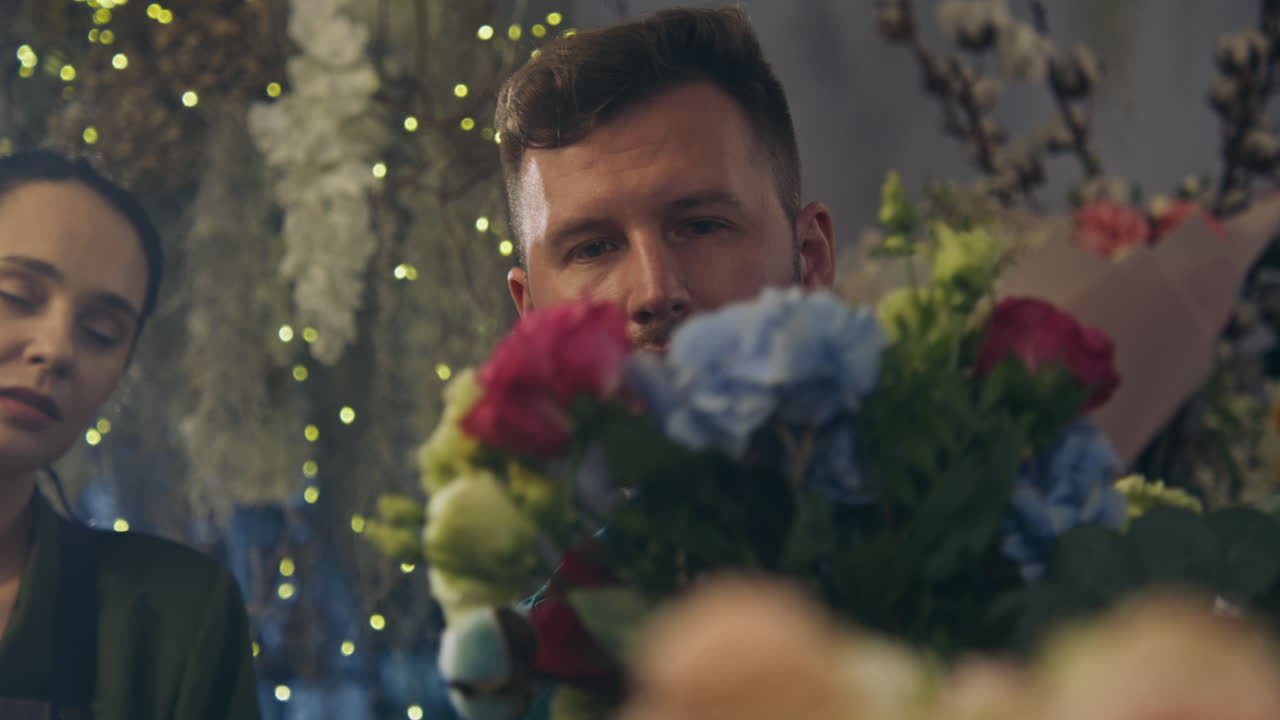 두 명의 꽃가게가 함께 아름다운 꽃다발을 만 ⁇ 니다.