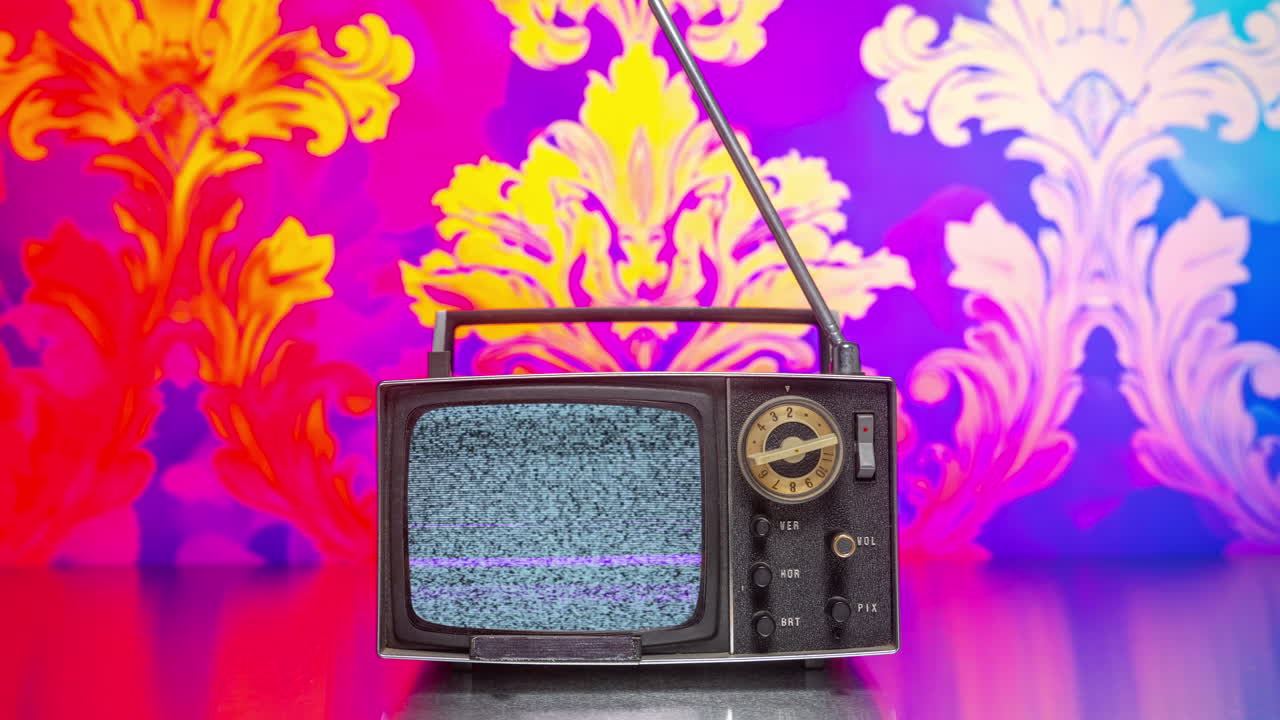 배경 벽지로 된 레트로 텔레비전