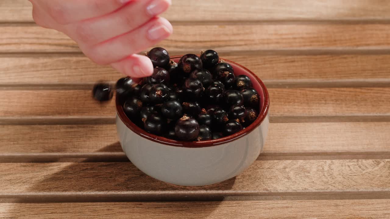 그 에서 검은 수박 을 손 으로 뽑는 것