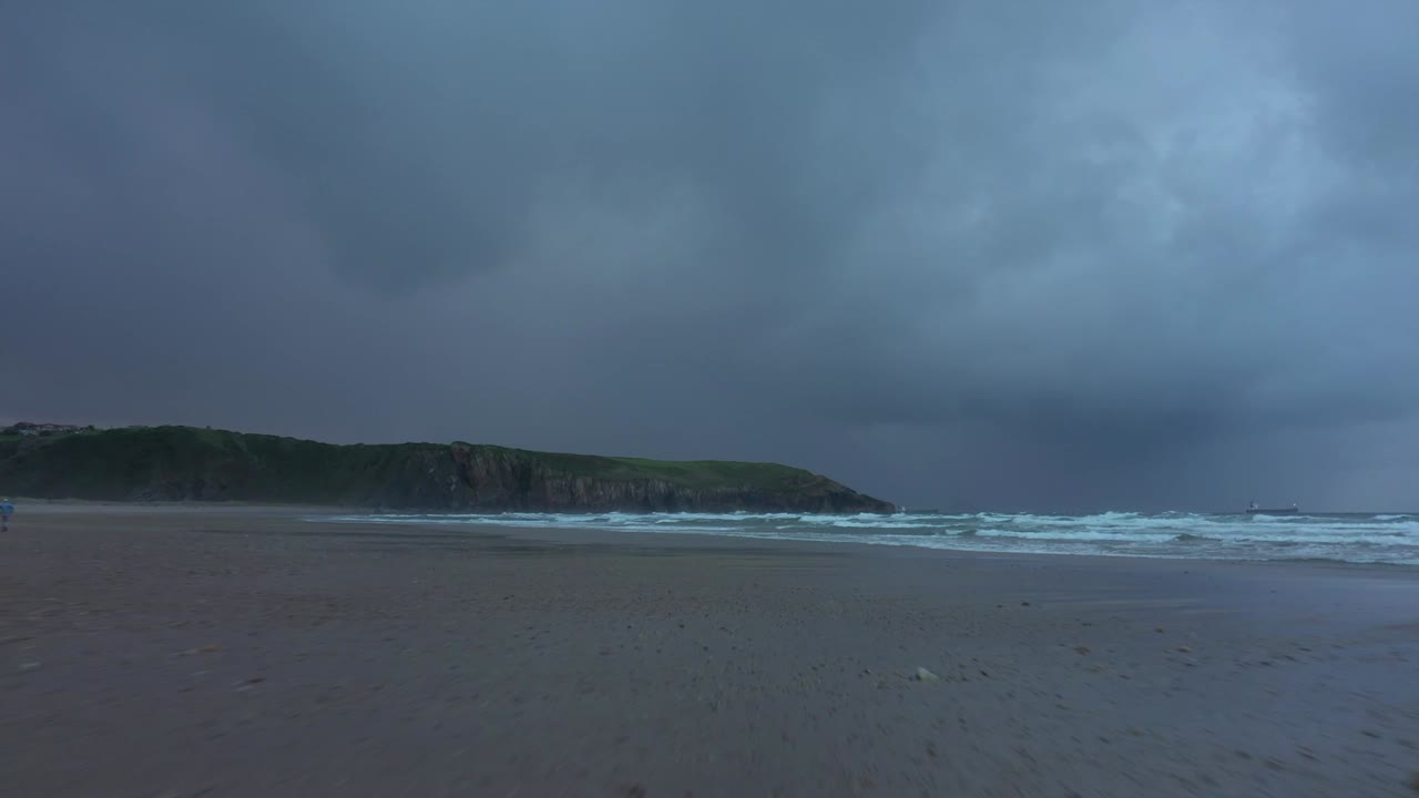 비오는 날 스페인 북부의 어두운 플라야 데 사고 해변 -공중