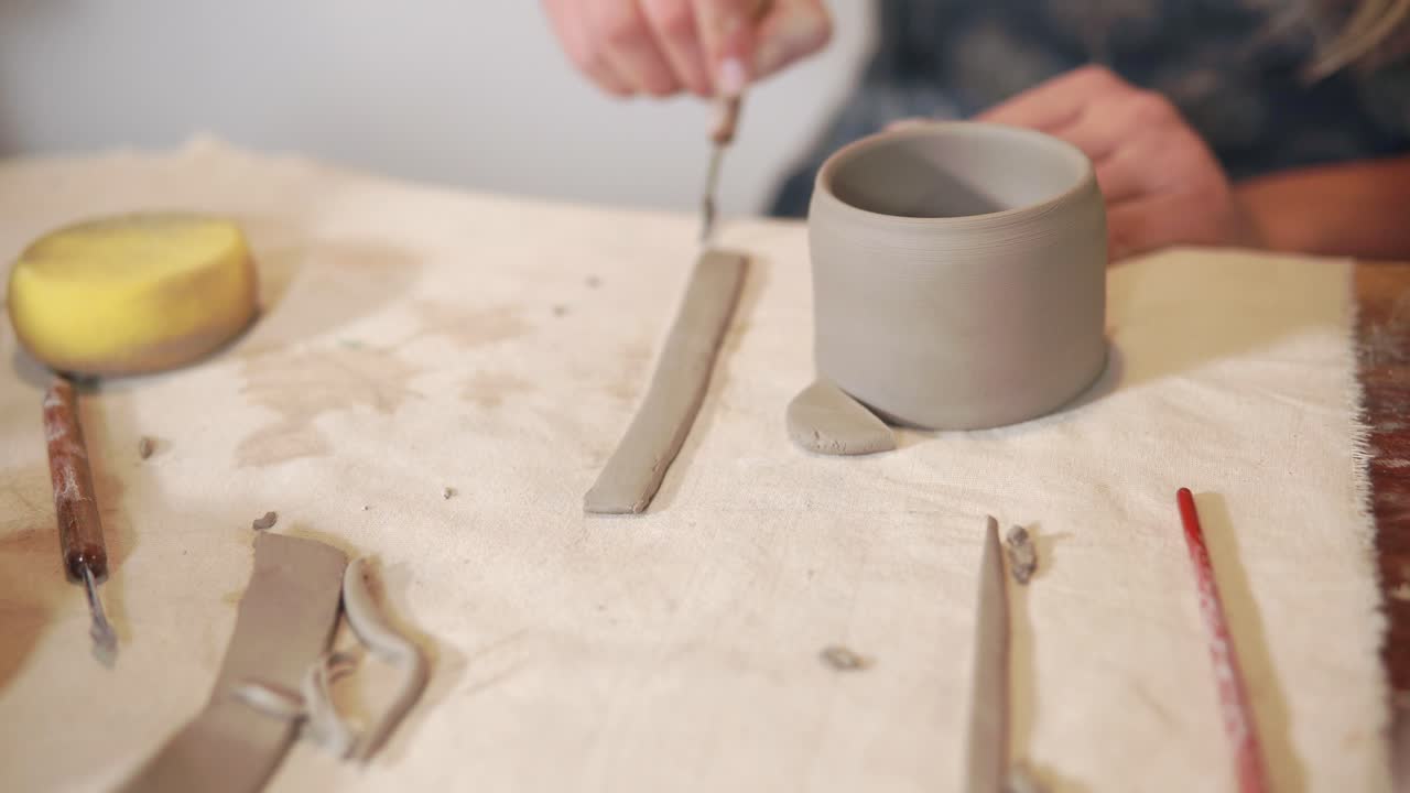 mujer que hace cerámica