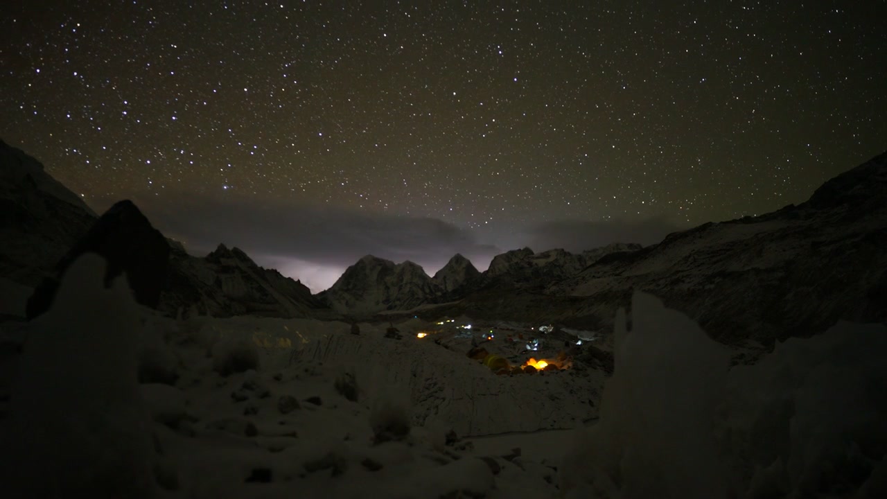 Vista notturna della Via Lattea sopra il Campo Base dell'Everest nell'Himalaya, che mostra l'osservazione delle stelle ad alta quota e il paesaggio montano