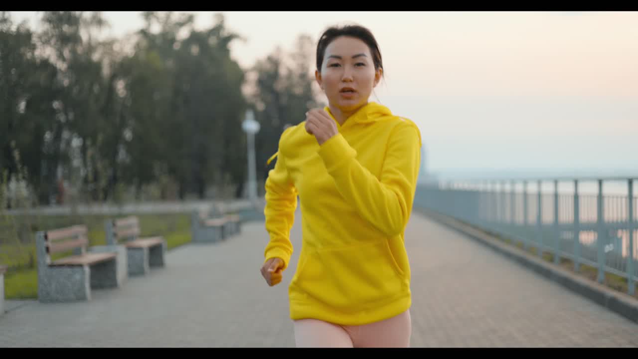 공원에서 실행하는 여자