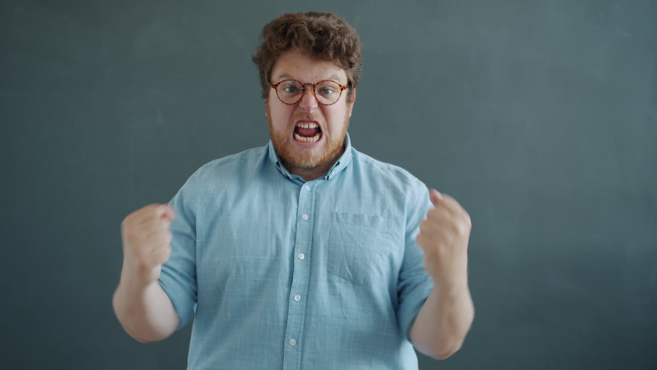 hombre enojado celebrando