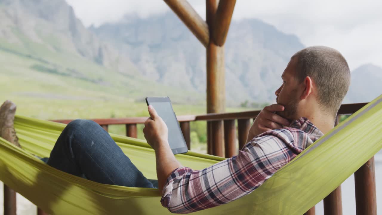 Uomo caucasico che trascorre del tempo a casa usando un tablet.