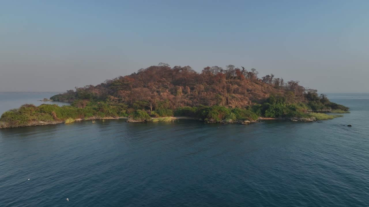 Vista aerea con drone in avvicinamento dell'isola di Nankoma, Parco Nazionale del Lago Malawi, Malawi