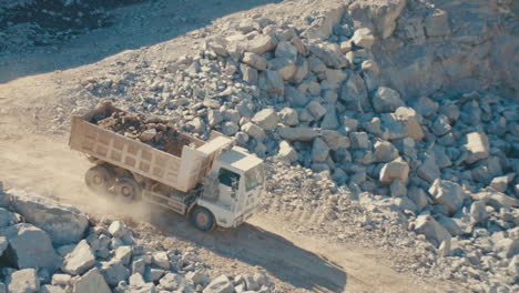 camión que transporta rocas en una cantera sitio de construcción de pozos de grava, piedra triturada, paraguay soleado y polvoriento