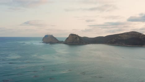 Sonnenuntergang-An-Der-Bucht-Des-Fischerdorfes-Gerupuk,-Lombok