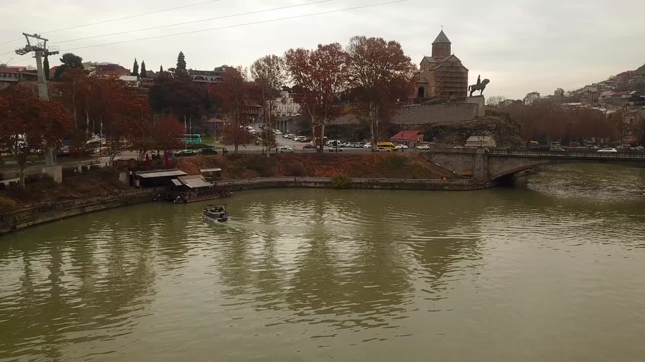 un viaje de otoño a tbilisi, caminar por el río, navegar y beber vino georgiano, escuchar sobre la historia de esta ciudad, todo junto se convierte en un maravilloso viaje de otoño