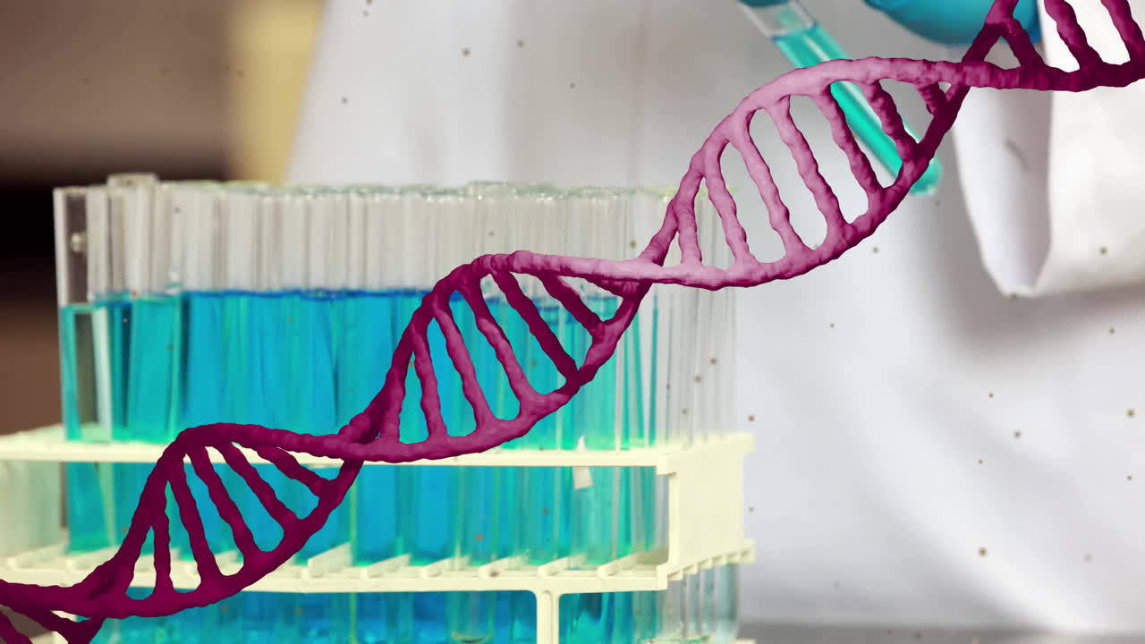 animación de cadena de adn y procesamiento de datos científicos sobre científico masculino en el laboratorio