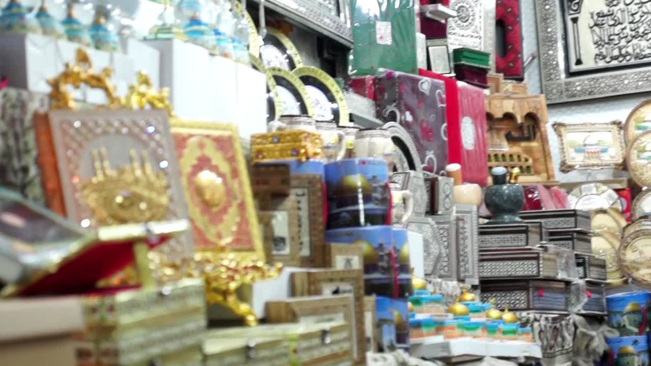 tienda de recuerdos en un mercado de oriente medio