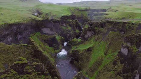paisaje único de fjadrargljufur en islandia.