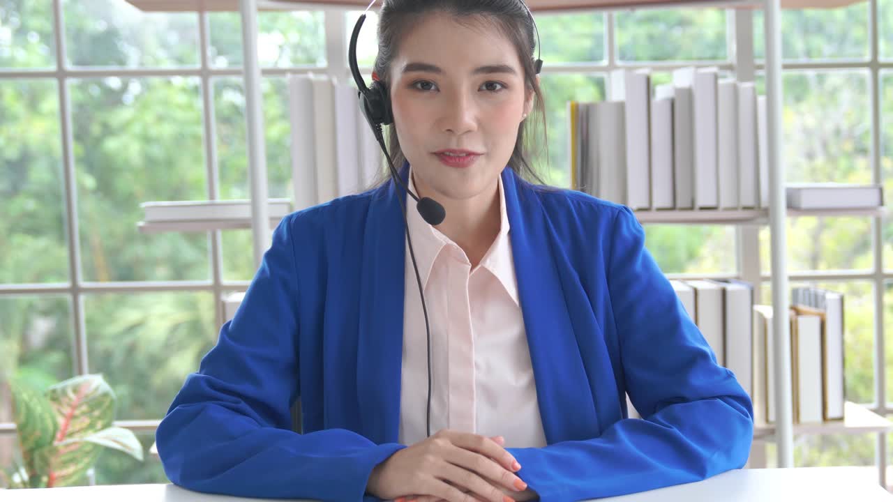 cámara de video llamada vista de mujer de negocios habla activamente en videoconferencia