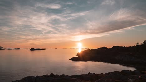 Ein-Zeitraffer-Der-Mitternachtssonne,-Die-Sich-über-Den-Horizont-über-Dem-Norwegischen-Fjord-Bewegt