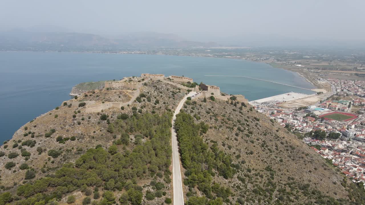 vista aérea panorámica del paisaje urbano de la fortaleza palamidi de la ciudad de nafplion, península del peloponeso, grecia