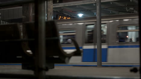 Zug-Verlässt-Die-U-Bahn-Station-In-Moskau