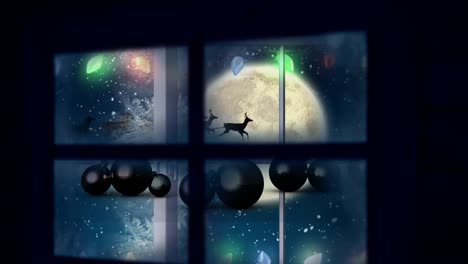 marco de la ventana sobre las bolas de navidad colgando y la nieve cayendo contra la luna en el cielo nocturno